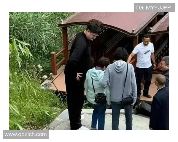 西安机场偶遇姚明引发热议球迷纷纷合影留念分享精彩瞬间